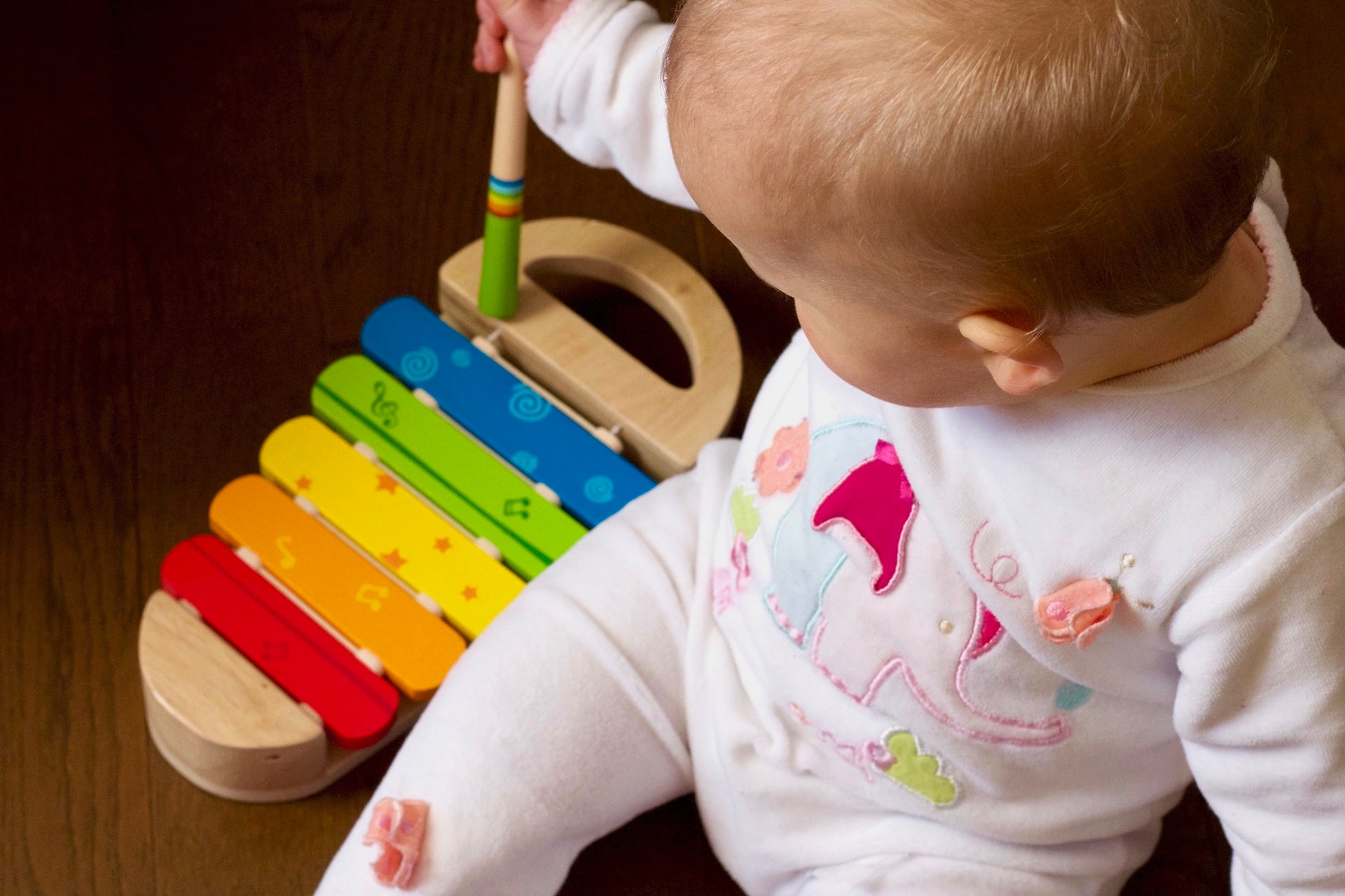 How to encourage baby to sit up