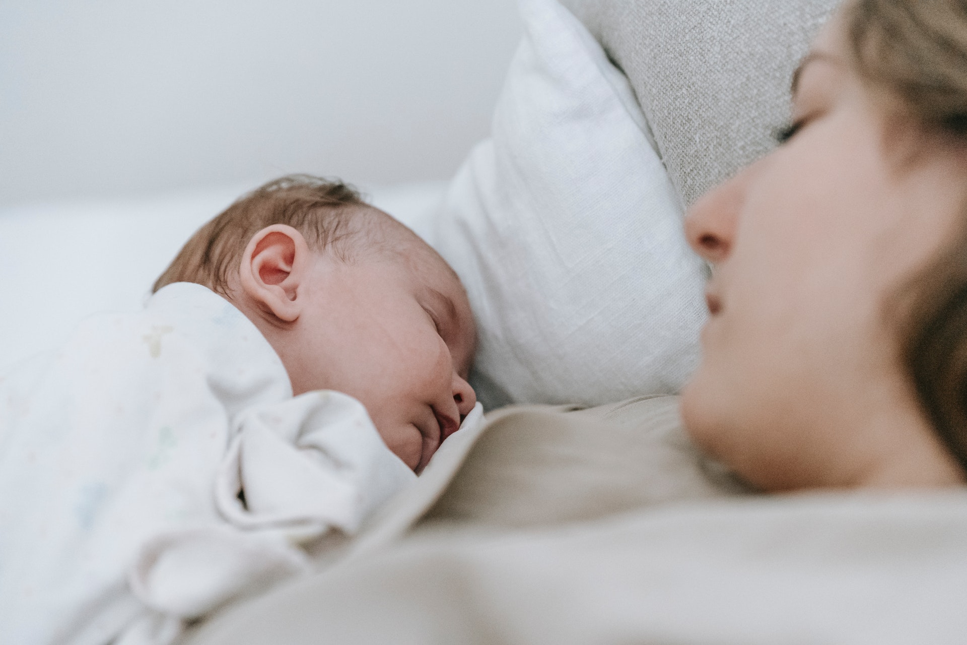 Signs of baby sleep regressions 