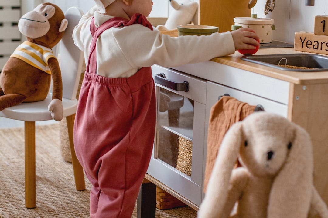 The Onset of Pretend Play in Toddlers