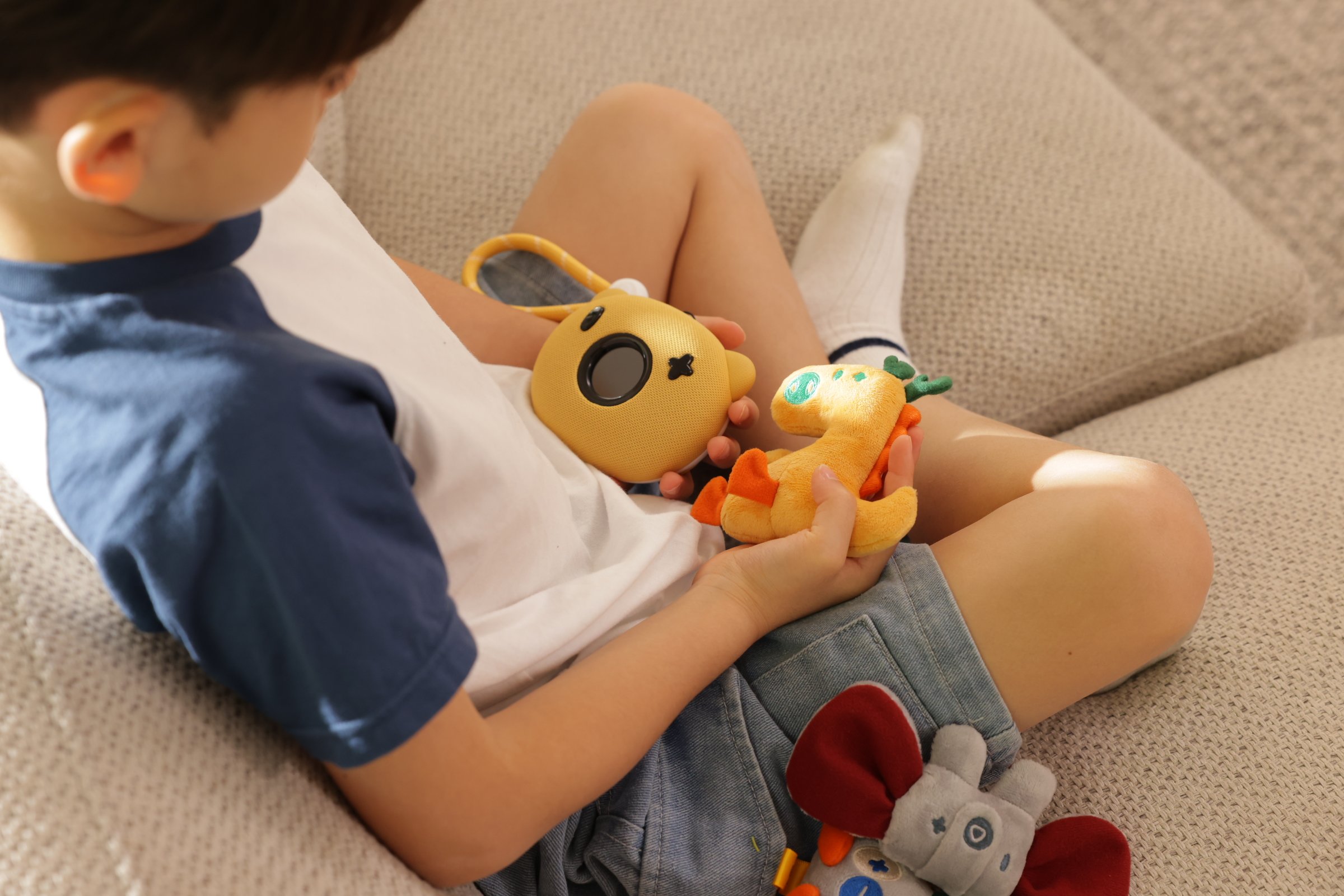 孩子拿著 Pixsee Wonders 與Pixsee Friends神奇互動夥伴,透過故事與互動培養兒童專注力