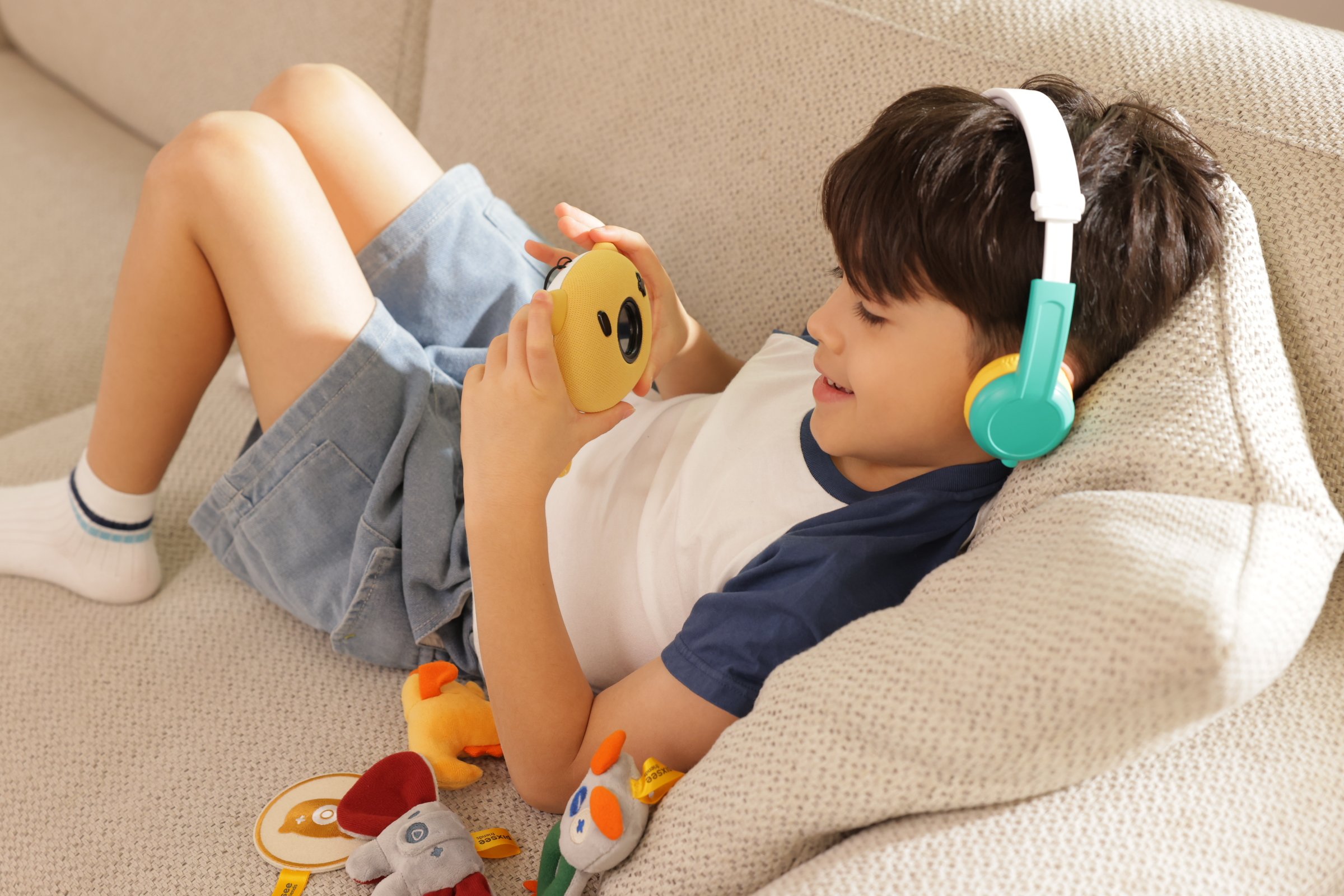 kid-listening-pixsee-wonders